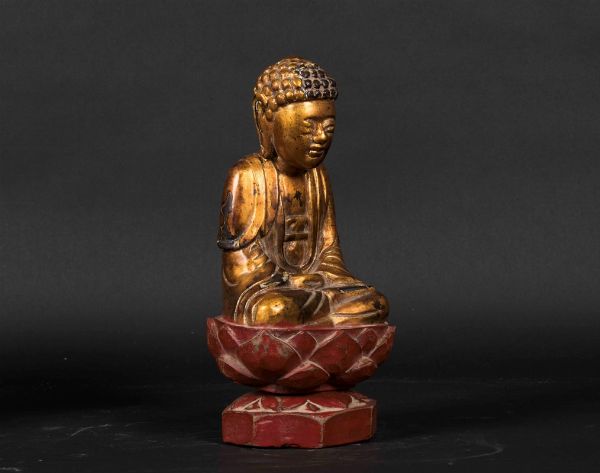 Figura di Amitayus seduto su loto in legno laccato e dorato, Cina, XIX secolo  - Asta Antiquariato - Associazione Nazionale - Case d'Asta italiane