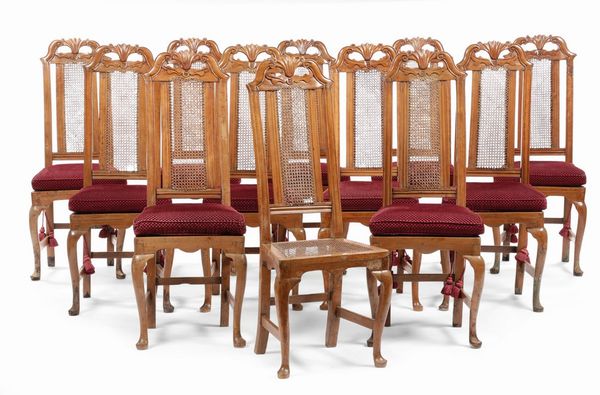 Dodici seggiole in stile luigi XV in legno intagliato, XIX secolo  - Asta Antiquariato - Associazione Nazionale - Case d'Asta italiane