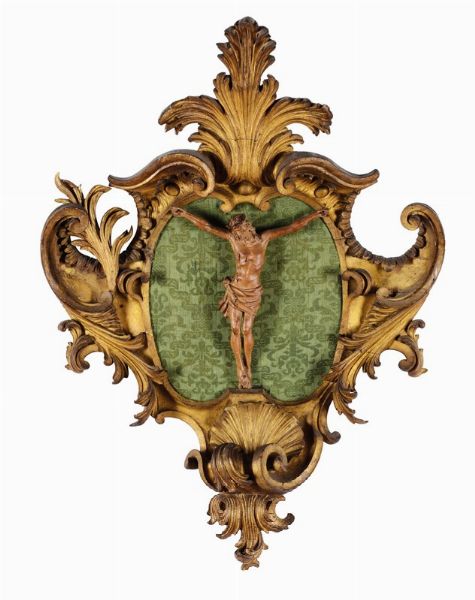 Crocifisso in legno scolpito entro cornice intagliata e dorata, XIX secolo  - Asta Antiquariato - Associazione Nazionale - Case d'Asta italiane