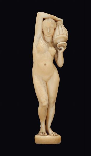 Figura femminile in avorio nell'atto di versare l'acqua, Francia XIX secolo  - Asta Antiquariato - Associazione Nazionale - Case d'Asta italiane
