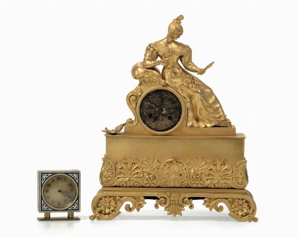 Lotto composto da sveglietta con smalti, pendola in bronzo dorato e orologio da parete  - Asta Antiquariato - Associazione Nazionale - Case d'Asta italiane