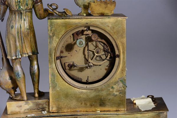 Pendola da tavolo in bronzo dorato, Francia XIX secolo  - Asta Antiquariato - Associazione Nazionale - Case d'Asta italiane