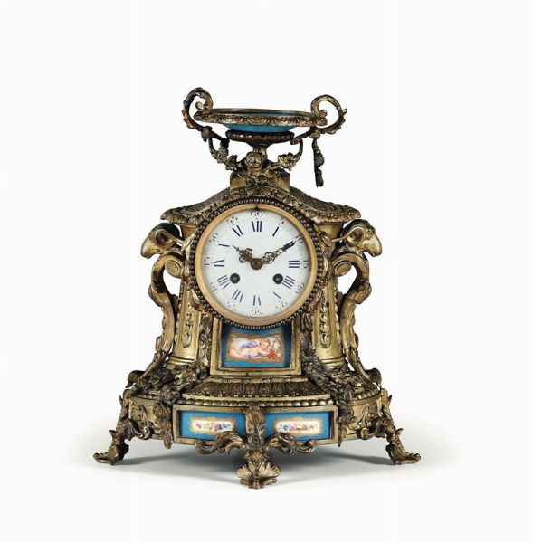 Pendola da tavolo in metallo dorato con inserti in porcellana, Francia Napoleone III  - Asta Antiquariato - Associazione Nazionale - Case d'Asta italiane