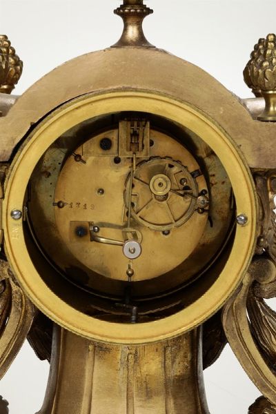 Pendola da tavolo in bronzo dorato, Francia Napoleone III  - Asta Antiquariato - Associazione Nazionale - Case d'Asta italiane