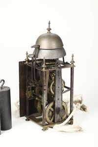 Orologio a lanterna in metallo dorato, XVIII secolo  - Asta Antiquariato - Associazione Nazionale - Case d'Asta italiane