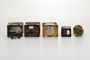 Gruppo di cinque officielle in metallo e ottone, XIX-XX secolo  - Asta Antiquariato - Associazione Nazionale - Case d'Asta italiane