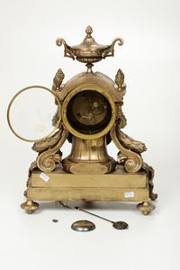 Pendola da tavolo in bronzo dorato, Francia Napoleone III  - Asta Antiquariato - Associazione Nazionale - Case d'Asta italiane
