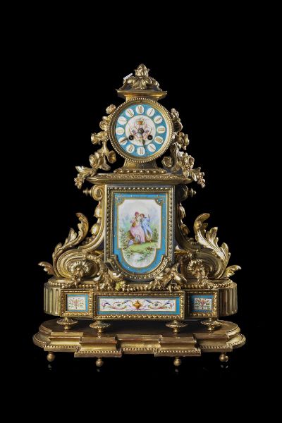 PENDOLA DA TAVOLO : in bronzo dorato ed inserti in ceramica di Sevres.  - Asta Antiquariato  - Associazione Nazionale - Case d'Asta italiane