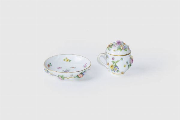 MEISSEN : H cm 8 Tazzina con coperchio in porcellana di Meissen con piattino. Entrambi decorati con motivi floreali. XIX secolo.  - Asta Antiquariato  - Associazione Nazionale - Case d'Asta italiane