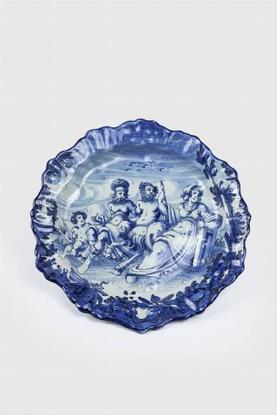 PIATTO IN CERAMICA : Diam. cm 51 di Savona  dai tipici decori bianchi e blu; bordo mosso con al centro figure mitologiche. Piccole sbeccature  - Asta Antiquariato  - Associazione Nazionale - Case d'Asta italiane