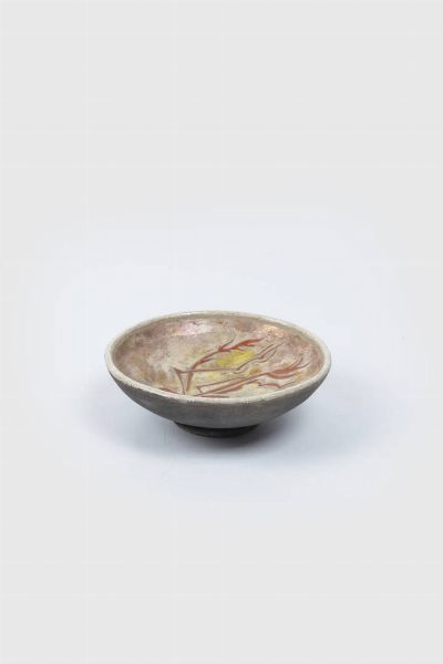 CIOTOLA : Diam. cm 22 5 ceramica raku con interno iridescente e decorato con vegetazione rossa. Marcata TK81 sotto la base Sbeccatura del bordo  - Asta Antiquariato  - Associazione Nazionale - Case d'Asta italiane