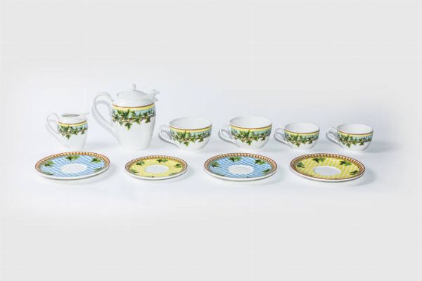 Versace : Servizio da the  marcato Versace Jeans Home  linea Casual ed eseguiti in ceramica Rosenthal  composto da teiera  lattiera  due tazzine piccole con piattini (uno grande) e due tazze grandi con piattini. Decoro a fasce azzurre e gialle con edera.  - Asta Antiquariato  - Associazione Nazionale - Case d'Asta italiane