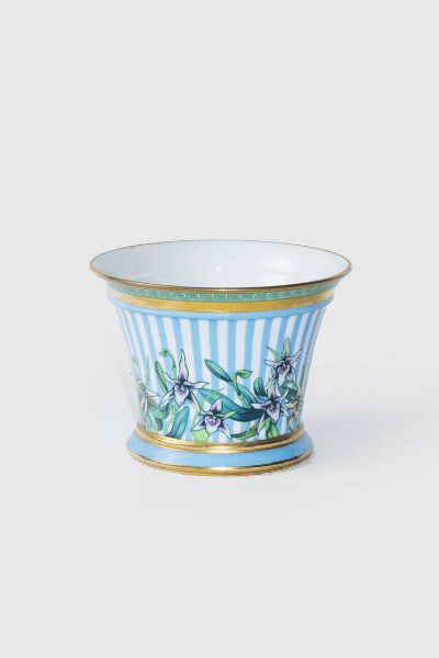 Versace : H cm 14 Diam. cm 19 Vaso in ceramica Rosenthal  marcato Versace  linea Wild Flor. Decori a bande bianche e azzurre con fiori.  - Asta Antiquariato  - Associazione Nazionale - Case d'Asta italiane