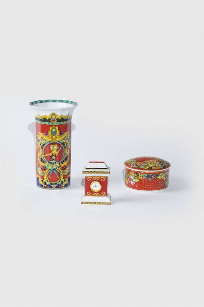 Versace : Lotto di tre oggetti in ceramica Rosenthal marcati Versace  composto da: -ciotola con coperchio  linea La reve de Noel. Diam cm 10 -vaso con bocca polilobata  linea Le Roi Soleil. H cm 18 -piccolo orologio linea Medusa. Non funzionante.  - Asta Antiquariato  - Associazione Nazionale - Case d'Asta italiane