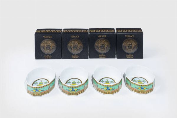 Versace : Lotto di quattro posacenere in ceramica Rosenthal  marcati Versace  linea Le voyage de Marco Polo. Corredati di scatole originali.  - Asta Antiquariato  - Associazione Nazionale - Case d'Asta italiane