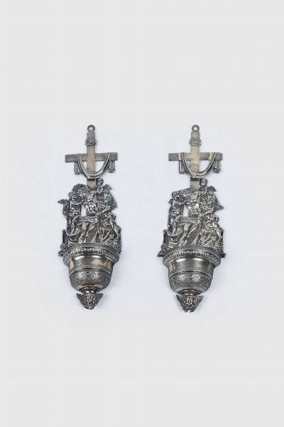 COPPIA DI ACQUASANTIERE IN ARGENTO : Peso gr 114 recano punzoni Lombardo Veneti. Lavorate a lastra sbalzata ed incisa con l'iconografia della deposizione del Cristo ad opera di angeli. Bacile inciso e a motivi geometrici e naturalistici; terminano con teste di cherubini.  - Asta Antiquariato  - Associazione Nazionale - Case d'Asta italiane