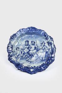 PIATTO IN CERAMICA - Diam. cm 51 di Savona  dai tipici decori bianchi e blu; bordo mosso con al centro figure mitologiche. Piccole  [..]