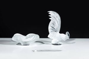 LALIQUE FRANCE - Diam. 16 cm H 21 Lotto di tre oggetti firmati Lalique- France; una ciotola  un gallo e un tagliacarte in vetro  [..]