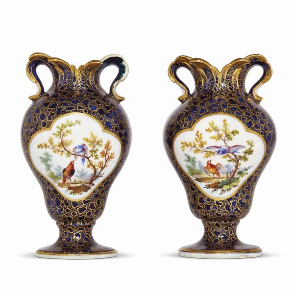 DUE PICCOLI VASI À OREILLES, SÈVRES, 1759- 1779 CIRCA  - Asta CERAMICA. MAIOLICHE E PORCELLANE DAL XVI AL XIX SECOLO - Associazione Nazionale - Case d'Asta italiane