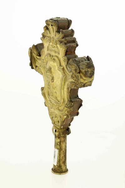 Ferula pastorale in metallo dorato  - Asta Antiquariato - Associazione Nazionale - Case d'Asta italiane