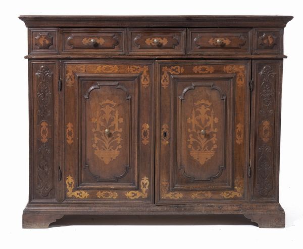 Credenza in noce intarsiato. XVII secolo  - Asta Antiquariato - Associazione Nazionale - Case d'Asta italiane