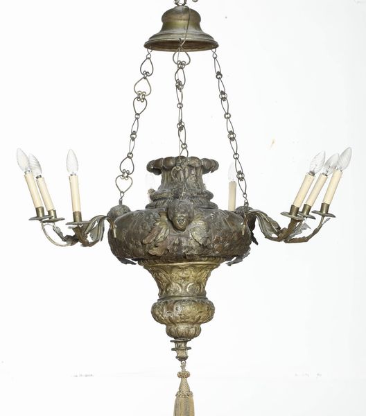 Imponente lampadario in metallo sbalzato. XVII-XVIII secolo  - Asta Antiquariato - Associazione Nazionale - Case d'Asta italiane