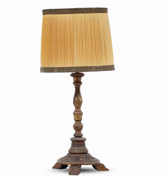 Lampada da tavolo in legno intagliato e dorato  - Asta Antiquariato - Associazione Nazionale - Case d'Asta italiane