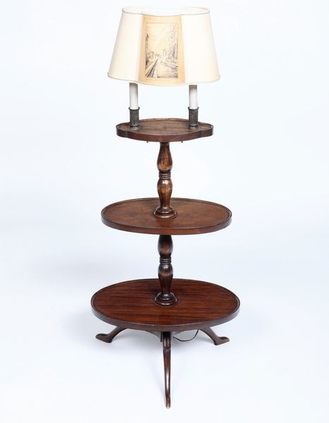 Etagere in legno con lampada. Inghilterra XX secolo  - Asta Antiquariato - Associazione Nazionale - Case d'Asta italiane