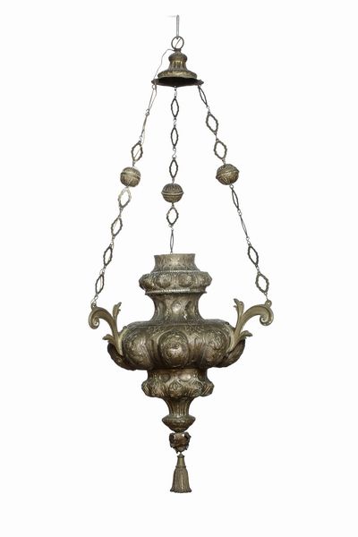 Lampadario in metallo sbalzato  - Asta Antiquariato - Associazione Nazionale - Case d'Asta italiane