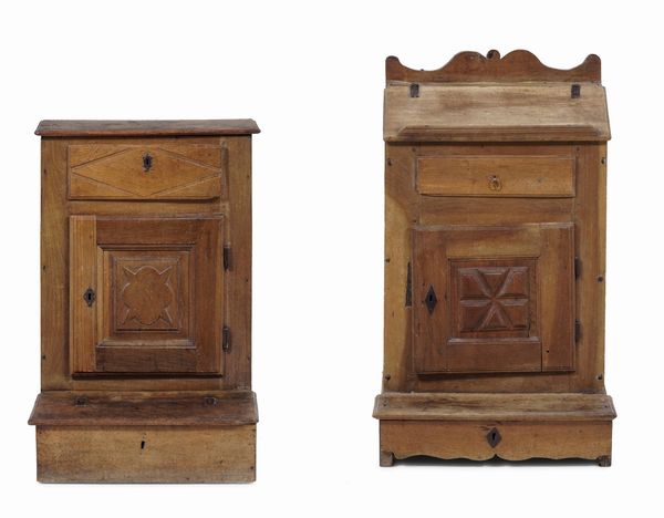 Due antichi inginocchiatoi rustici in legno  - Asta Antiquariato - Associazione Nazionale - Case d'Asta italiane