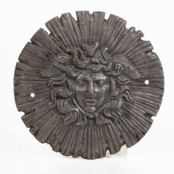 Fregio raffigurante Medusa, fusione con metodo Bessemer  - Asta Antiquariato - Associazione Nazionale - Case d'Asta italiane