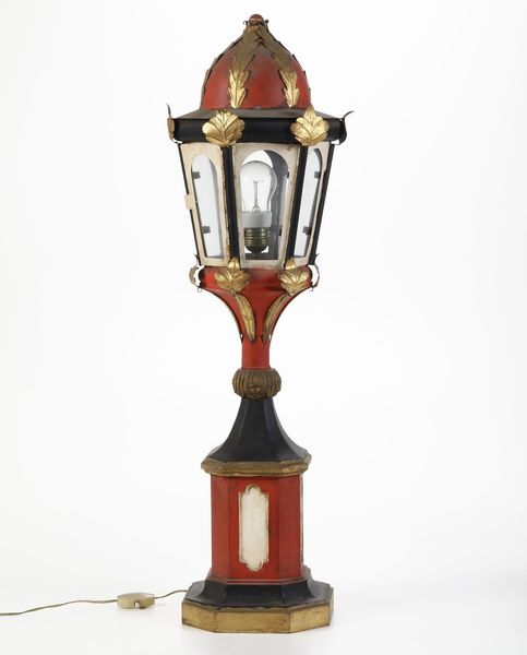 Lampioncino da tavolo in legno dipinto  - Asta Antiquariato - Associazione Nazionale - Case d'Asta italiane