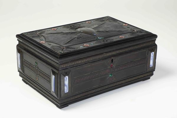 Scrigno in ebano scolpito decorato con pietre dure e semipreziose datato 1880  - Asta Antiquariato - Associazione Nazionale - Case d'Asta italiane