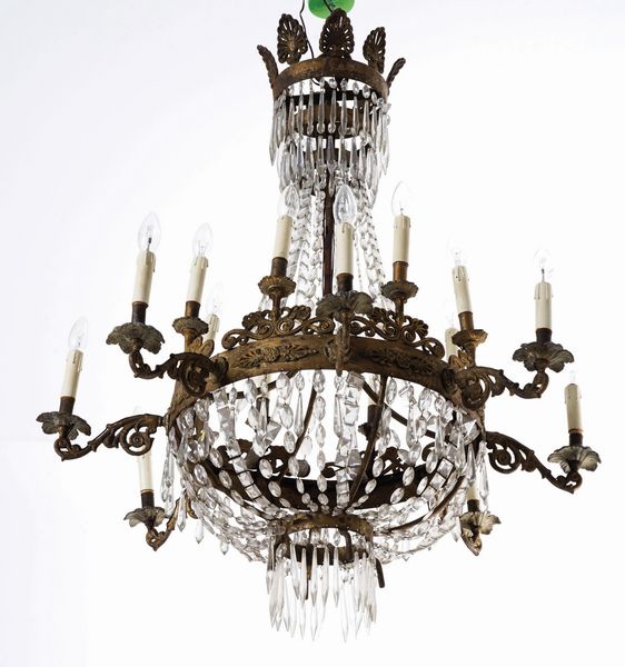 Lampadario in metallo con gocce in cristallo  - Asta Antiquariato - Associazione Nazionale - Case d'Asta italiane