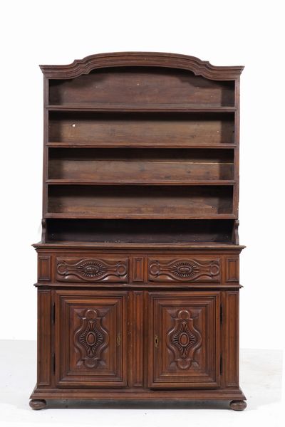 Credenza a due ante con piattaia in legno intagliato. XIX secolo  - Asta Antiquariato - Associazione Nazionale - Case d'Asta italiane