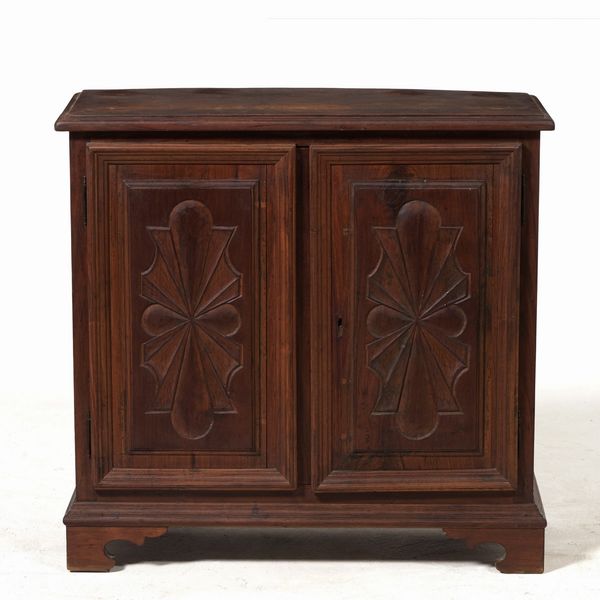 Credenza in noce intagliato. Genova XIX secolo  - Asta Antiquariato - Associazione Nazionale - Case d'Asta italiane