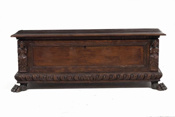 Cassapanca in legno intagliato. XVIII secolo  - Asta Antiquariato - Associazione Nazionale - Case d'Asta italiane