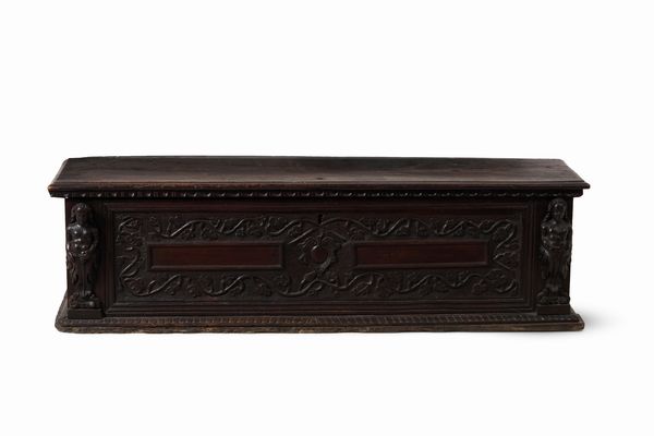 Cassapanca in legno intagliato. XVII secolo  - Asta Antiquariato - Associazione Nazionale - Case d'Asta italiane