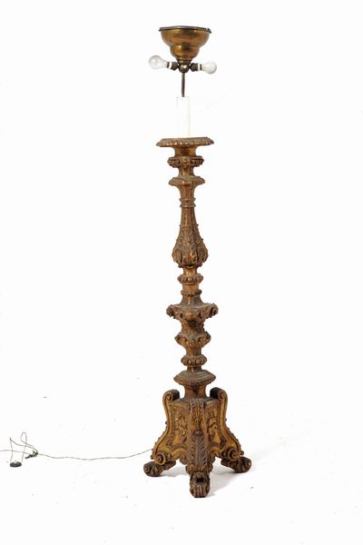 Lampada da terra in legno intagliato e dorato. XIX secolo  - Asta Antiquariato - Associazione Nazionale - Case d'Asta italiane