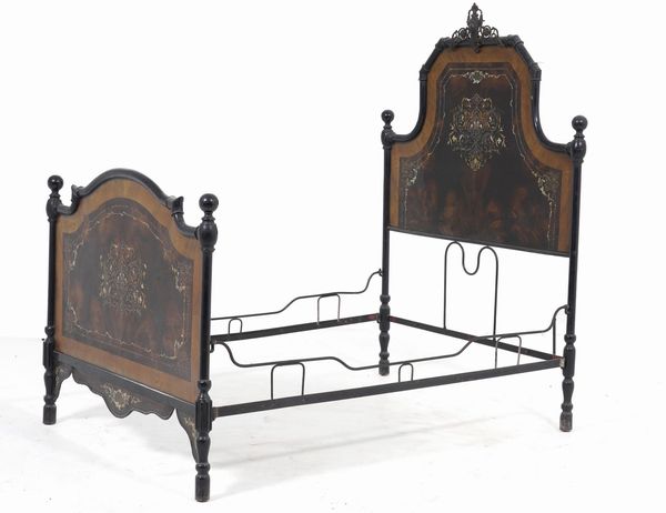 Letto con struttura in ferro e decori legno lastronato ed intarsiato in madreperla  - Asta Antiquariato - Associazione Nazionale - Case d'Asta italiane