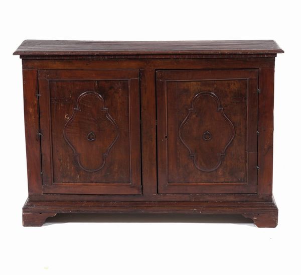 Credenza in noce a due ante pannellate. Toscana, XVII secolo  - Asta Antiquariato - Associazione Nazionale - Case d'Asta italiane