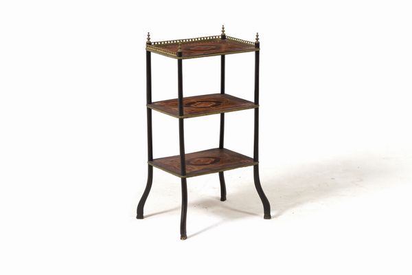 Etagere a tre ripiani in legno lastronato ed intarsiato. XIX-XX secolo  - Asta Antiquariato - Associazione Nazionale - Case d'Asta italiane