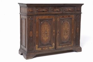 Credenza in noce intarsiato. XVII secolo  - Asta Antiquariato - Associazione Nazionale - Case d'Asta italiane