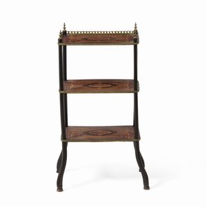 Etagere a tre ripiani in legno lastronato ed intarsiato. XIX-XX secolo  - Asta Antiquariato - Associazione Nazionale - Case d'Asta italiane