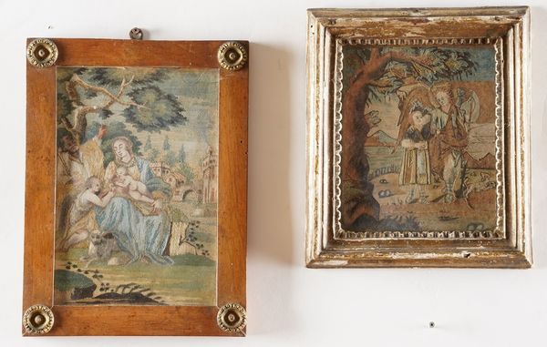 Due piccoli dipinti con parti ricamate, XIX secolo raffiguranti scene sacre. Uno cm 22x15 l'altro cm 18x15  - Asta Tappeti - Associazione Nazionale - Case d'Asta italiane