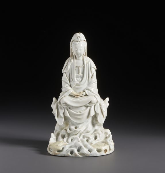 Arte Cinese : Figura in porcellana bianca Dehua raffigurante Guanyin seduta su di una roccia.Cina, dinastia Qing XVIII sec.  - Asta Asta 470 | ARTE ORIENTALE Online - Associazione Nazionale - Case d'Asta italiane