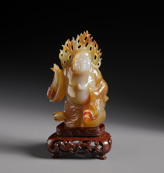 Arte Cinese : Intaglio in corniola raffigurante Pu t ay in piedi con aureola fiammeggiante su base in legno.Cina, XX sec.  - Asta Asta 470 | ARTE ORIENTALE Online - Associazione Nazionale - Case d'Asta italiane