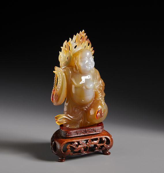 Arte Cinese : Intaglio in corniola raffigurante Pu t ay in piedi con aureola fiammeggiante su base in legno.Cina, XX sec.  - Asta Asta 470 | ARTE ORIENTALE Online - Associazione Nazionale - Case d'Asta italiane