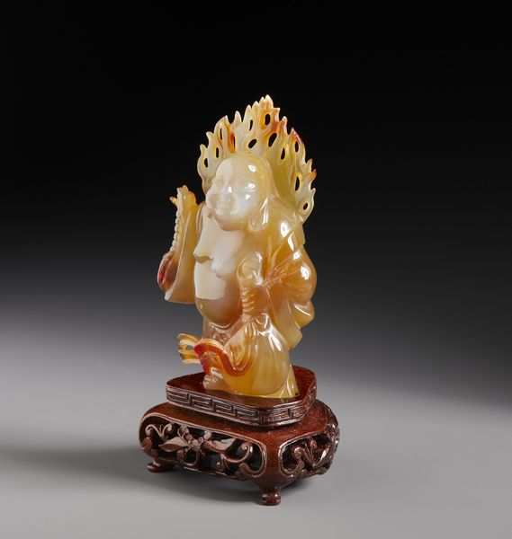 Arte Cinese : Intaglio in corniola raffigurante Pu t ay in piedi con aureola fiammeggiante su base in legno.Cina, XX sec.  - Asta Asta 470 | ARTE ORIENTALE Online - Associazione Nazionale - Case d'Asta italiane