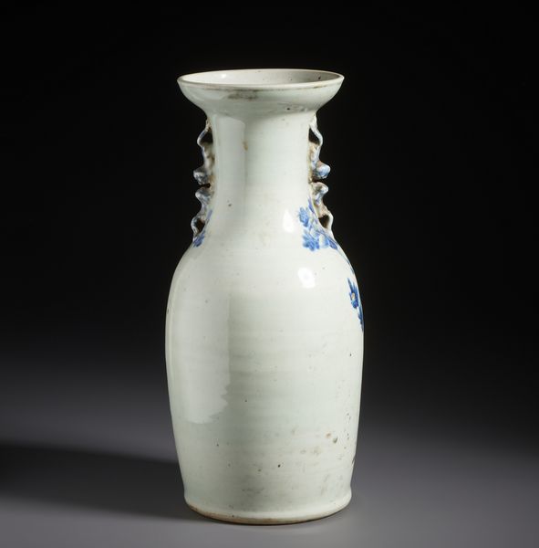 Arte Cinese : Vaso in porcellana bianco e blu dalla forma a balaustro dipinto con con fenice tra fiori e rocce ornamentali.Cina, tardo XIX secolo.  - Asta Asta 470 | ARTE ORIENTALE Online - Associazione Nazionale - Case d'Asta italiane